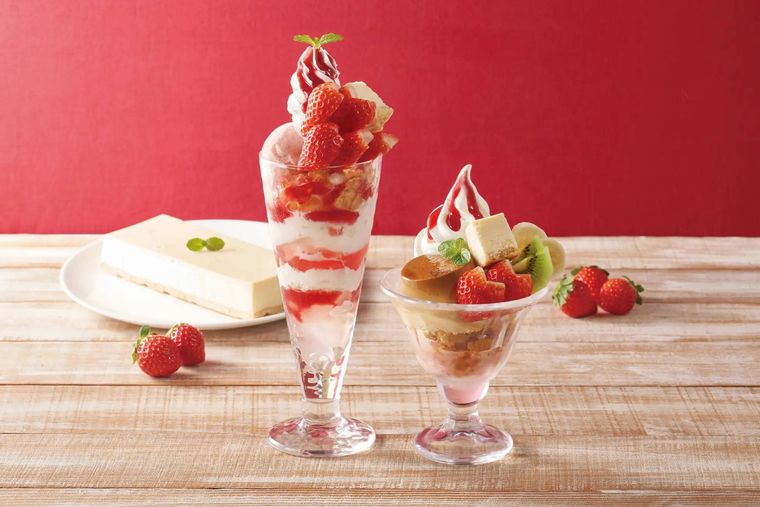 パフェとサンデーが並べられている