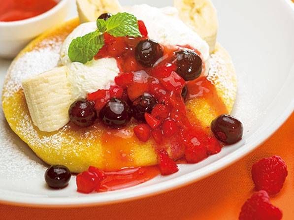 皿に盛られたベリーのパンケーキ