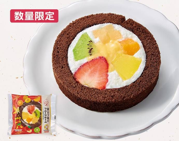 お皿の上にファミリーマートの節分 7種のフルーツロールがのっている