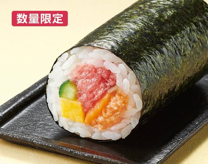 ファミリーマートの海鮮恵方巻が置いてある