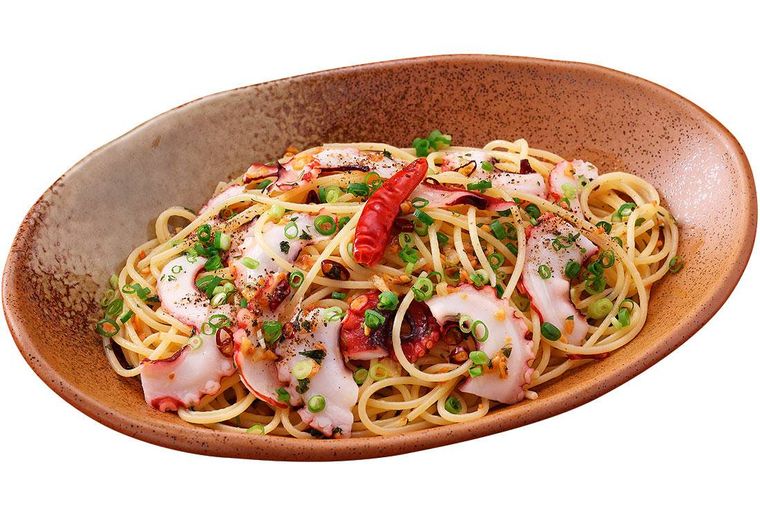 大きくカットしたタコがたっぷりと入ったペペロンチーノ