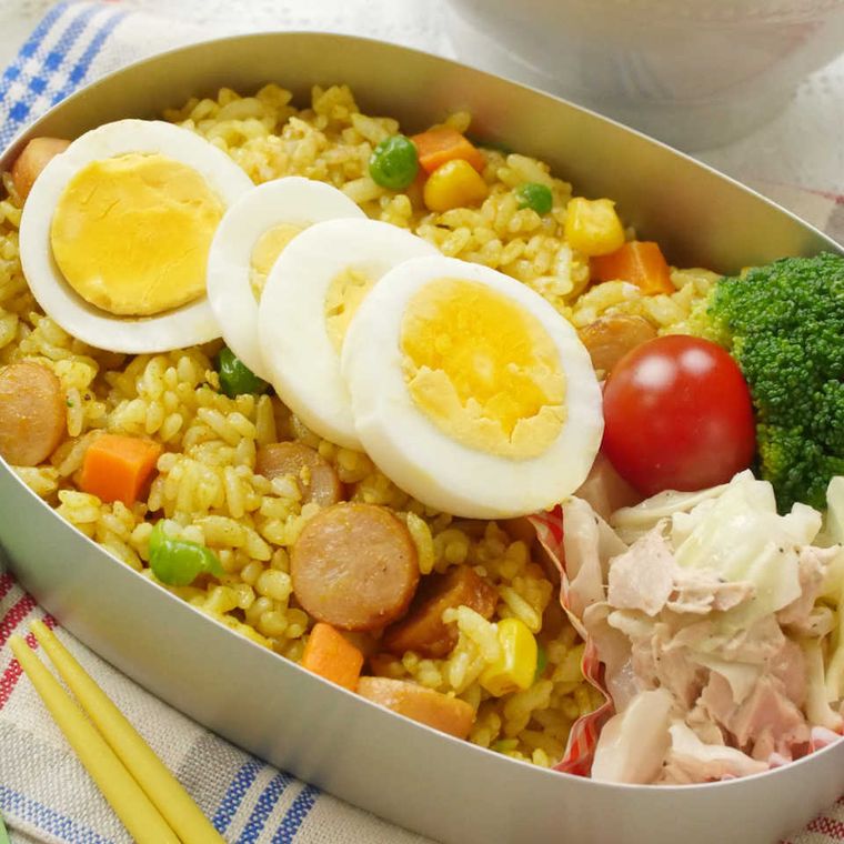 輪切りのゆで卵がのったカレーピラフ