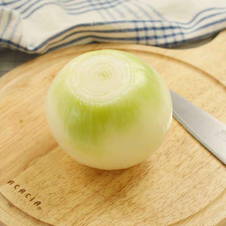 まな板の上に玉ねぎが置かれている