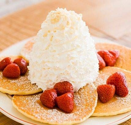 生クリームたっぷりのパンケーキ