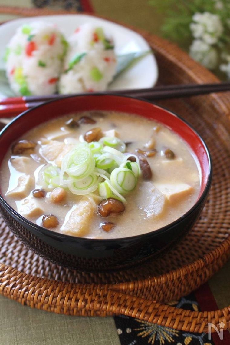 黒いお椀によそった納豆汁