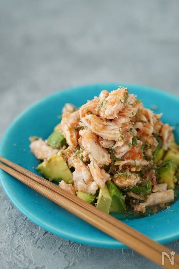 アボカドとチキンのたらこバター和え