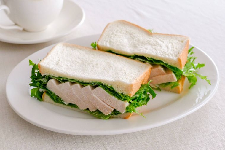 サラダチキンのサンドイッチを盛り付けた白い皿