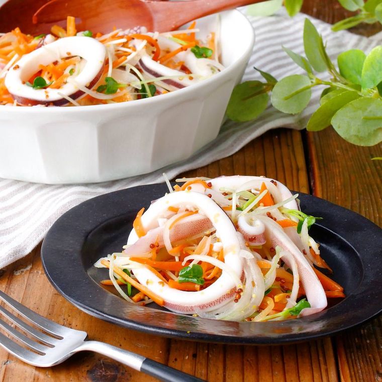 黒い皿に盛られたいかのマリネサラダ