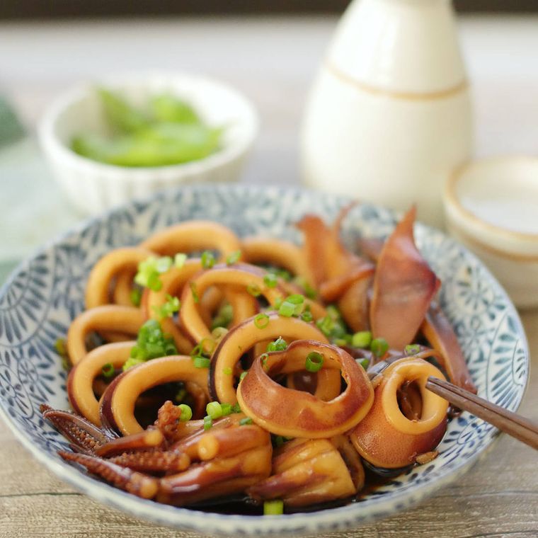 ねぎがトッピングされたいかの煮付け