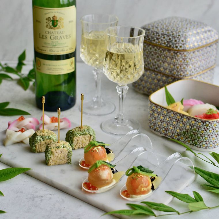 テーブルにアミューズやドリンクが並んでいる様子