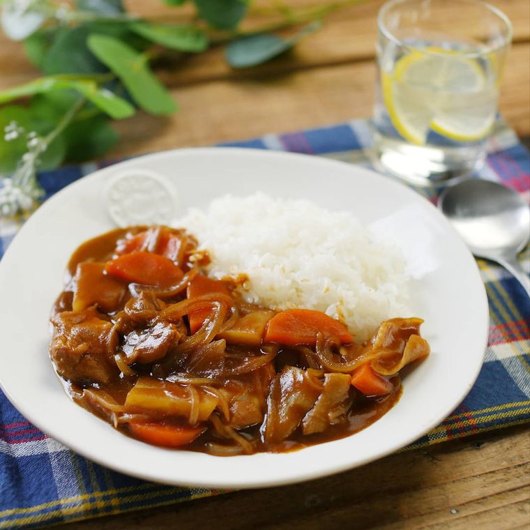 皿に盛られたカレーライス