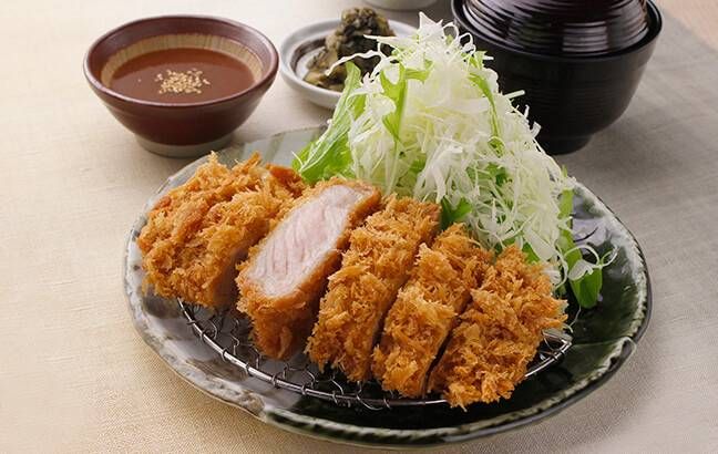 キャベツが添えられたかつくらのとんかつ