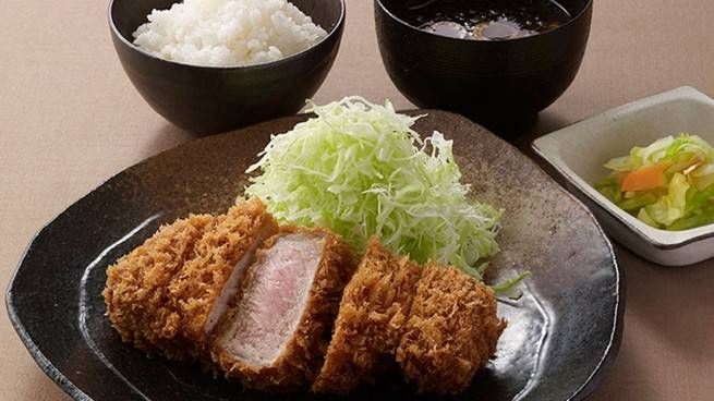 ご飯や味噌汁が添えられた平田牧場のとんかつ