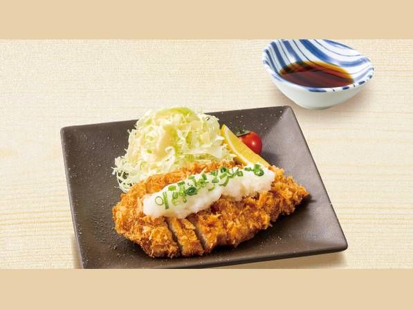 大根おろしがのったロースカツに、千切りキャベツが添えられている