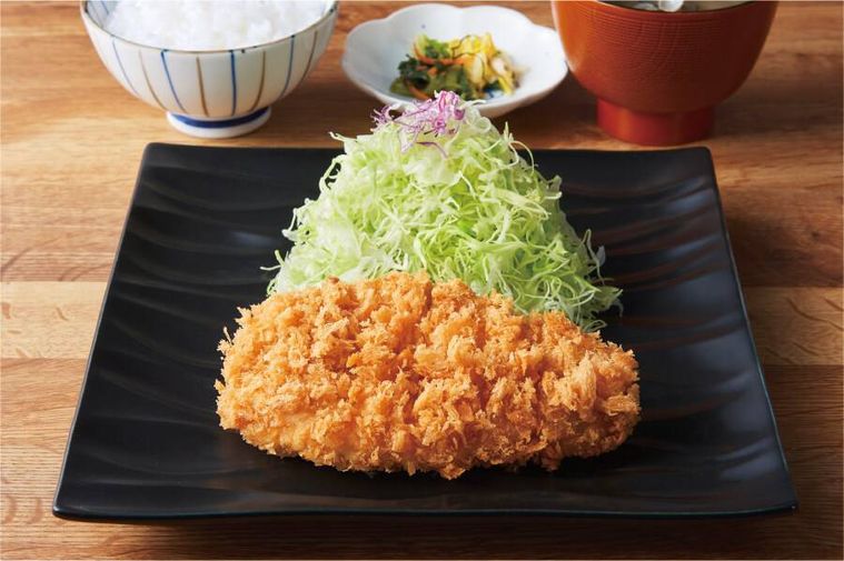 黒の皿に盛られた和幸のとんかつ
