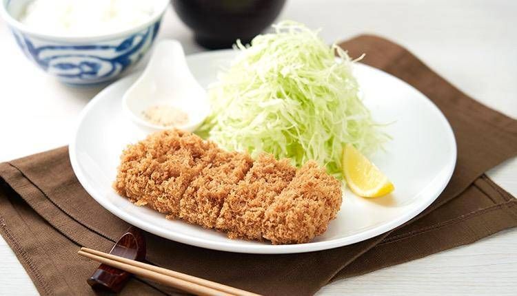白の皿に盛られたまい泉のとんかつ