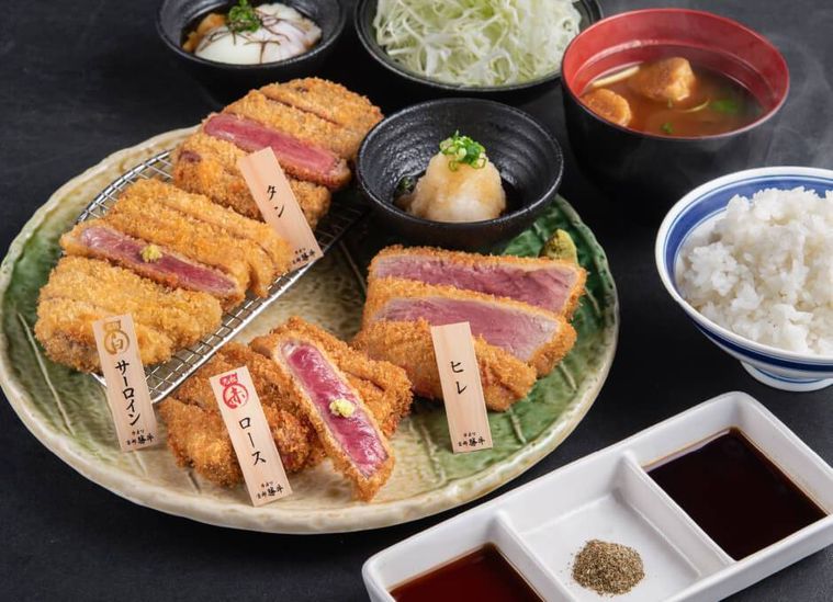 いろいろな部位の牛カツが盛り合わせになっている