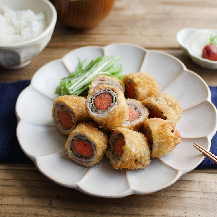 ベージュの皿に盛られた明太しそとんかつ