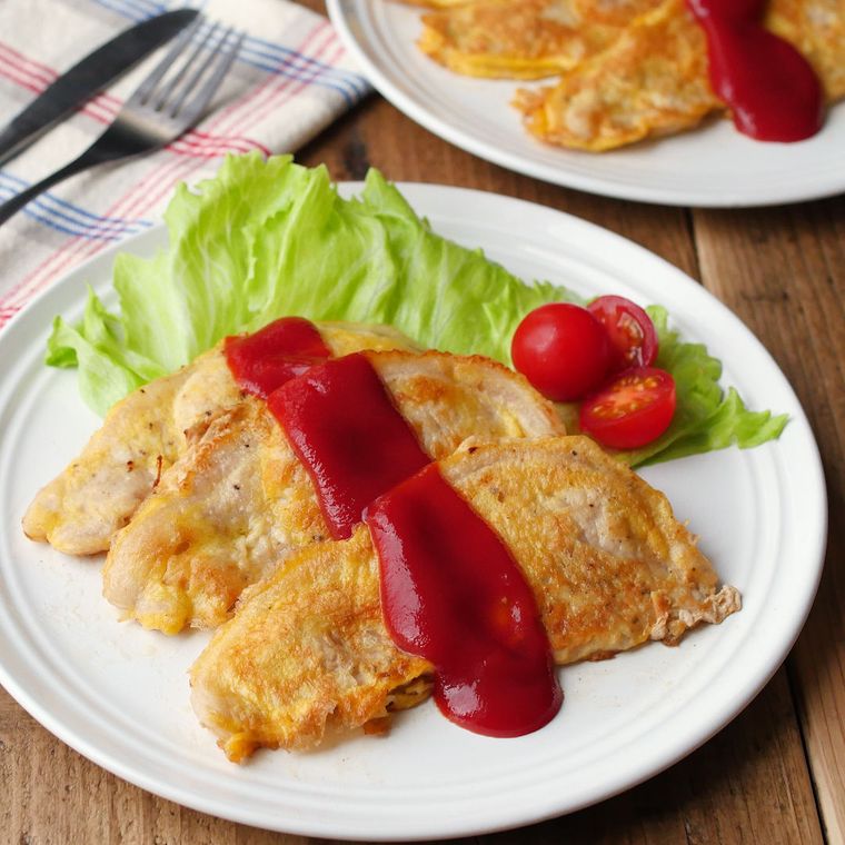 ケチャップがかかった豚肉のピカタ