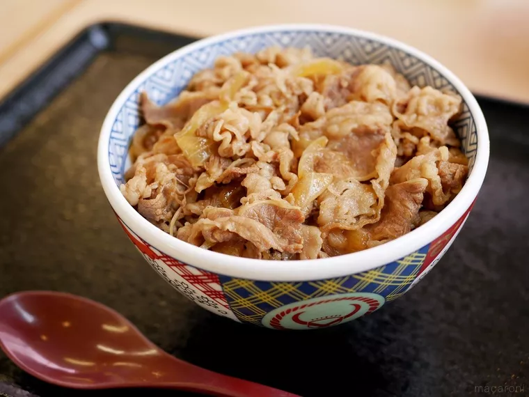 吉野家の牛丼がお盆に置かれている