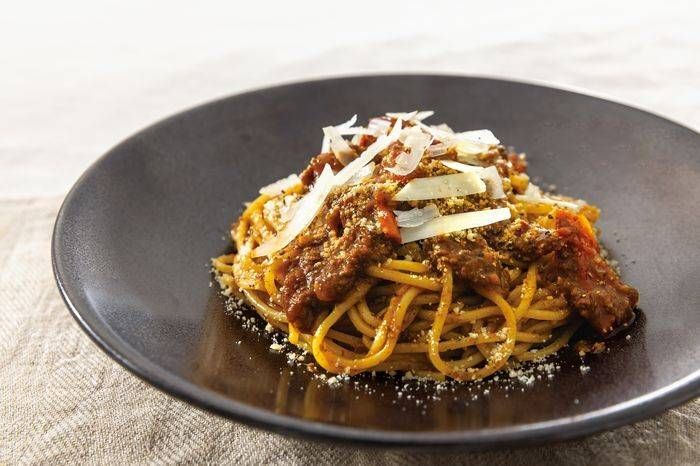 チーズがトッピングされたボロネーゼ