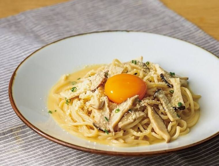 皿に盛られたきのこ入りカルボナーラ