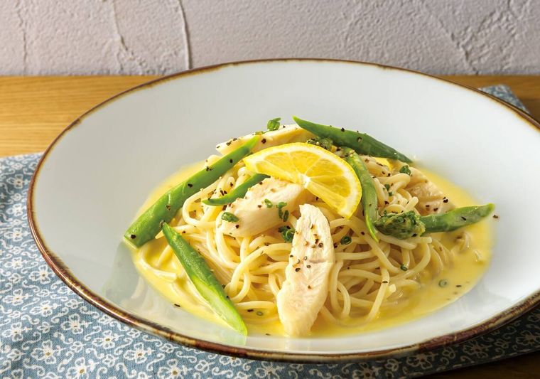 蒸し鶏とアスパラガスがのったレモンクリームパスタ