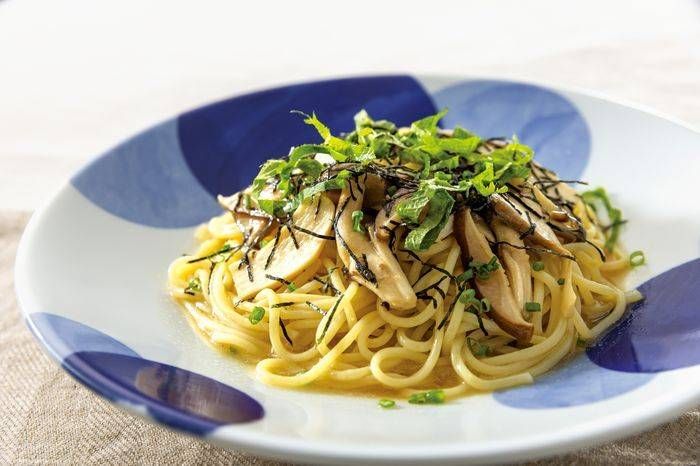 大葉がトッピングされたきのこ入り和風パスタ