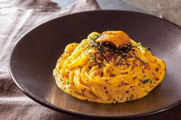 皿に盛られたうにクリームパスタ