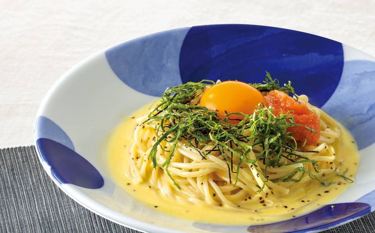 明太子と大葉がトッピングされたカルボナーラ