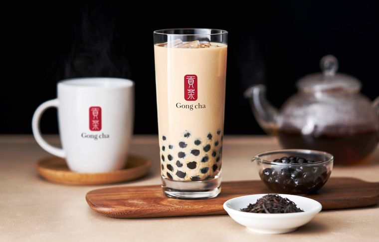 タピオカミルクティーが置かれている