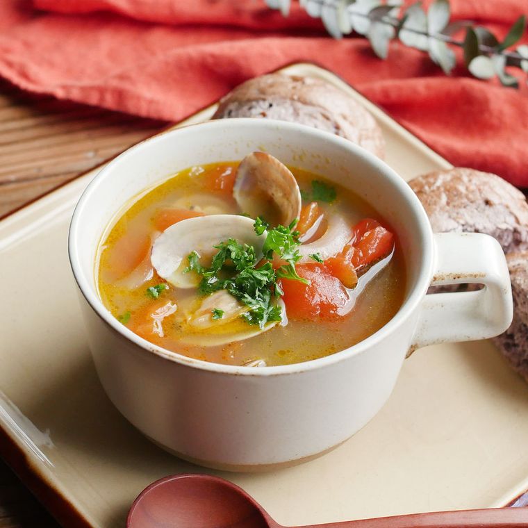スープカップに盛られたあさりとトマトのクミンスープ