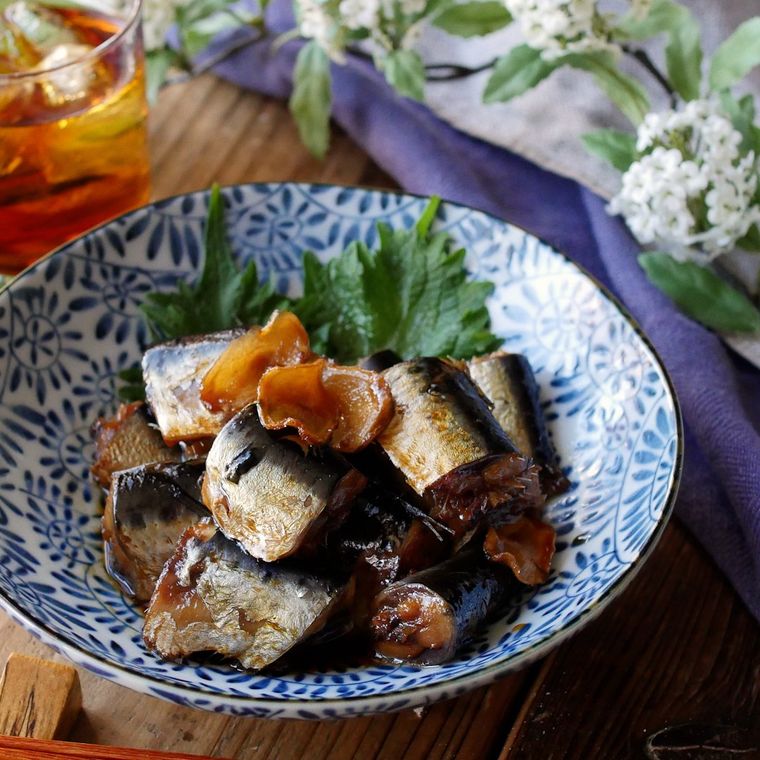 皿に盛り付けたいわしの煮付け