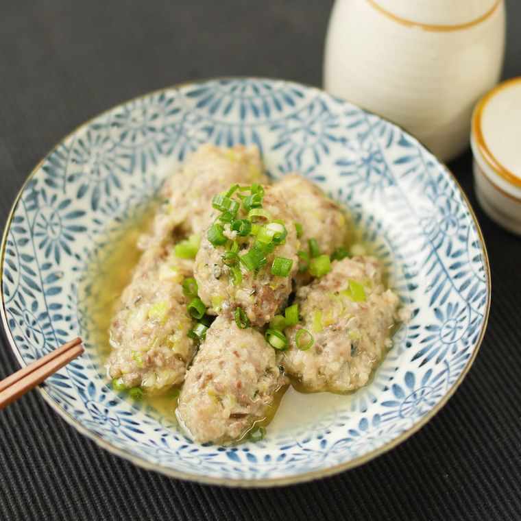 皿に盛り付けたいわしのつみれ煮