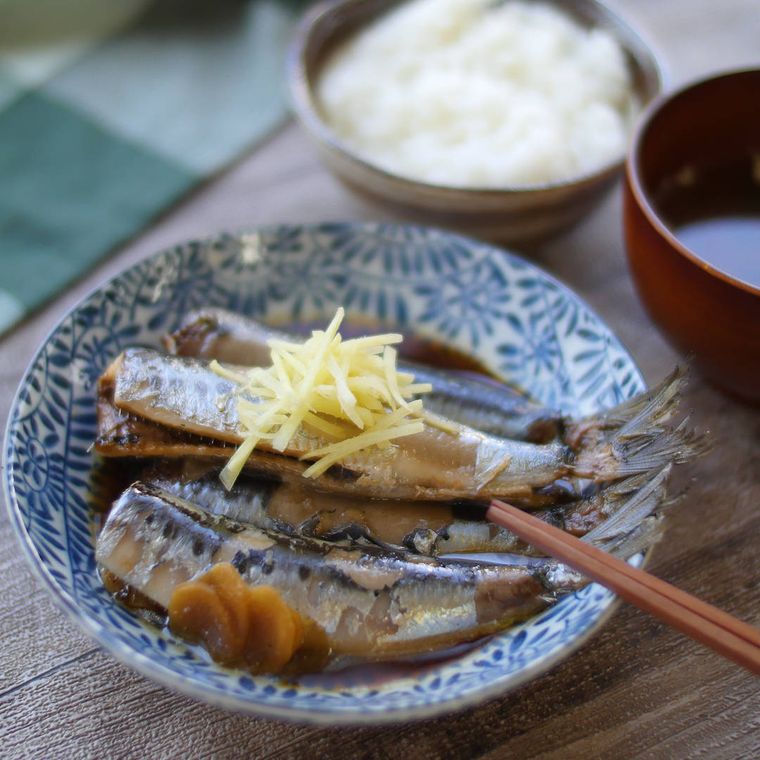 皿に盛り付けたいわしのしょうが煮