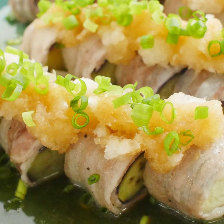 おろしポン酢がたっぷりトッピングされたなすの豚バラ肉巻き