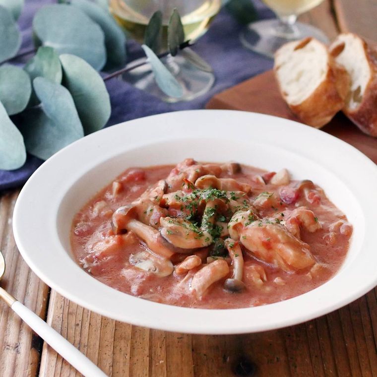 器に盛られた鶏肉ときのこのトマトクリーム煮