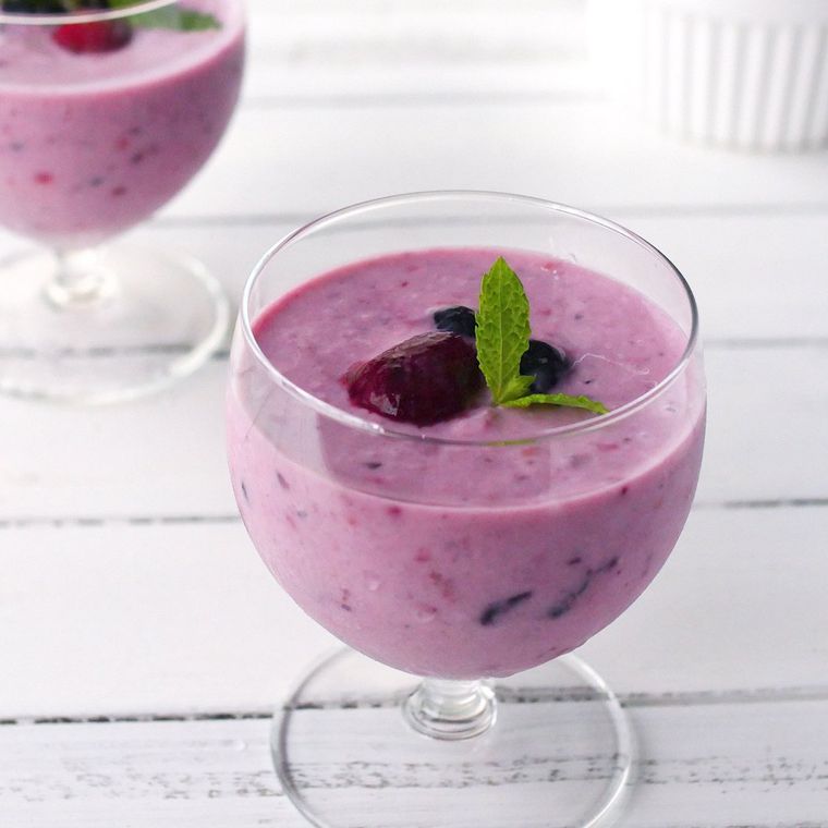 グラスに入った、ミックスベリーの甘酒フローズンヨーグルト