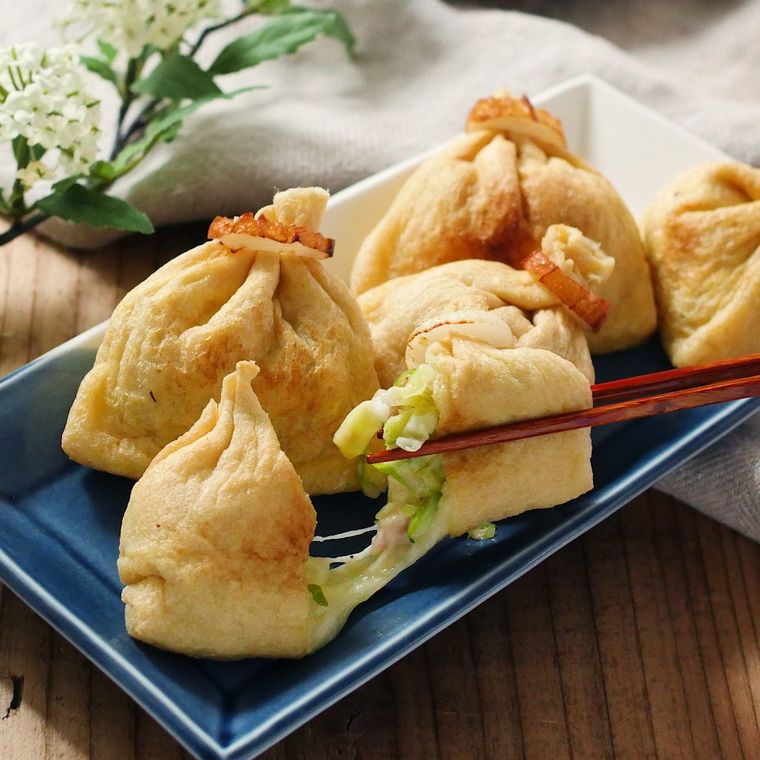 皿に盛られたツナマヨチーズの巾着