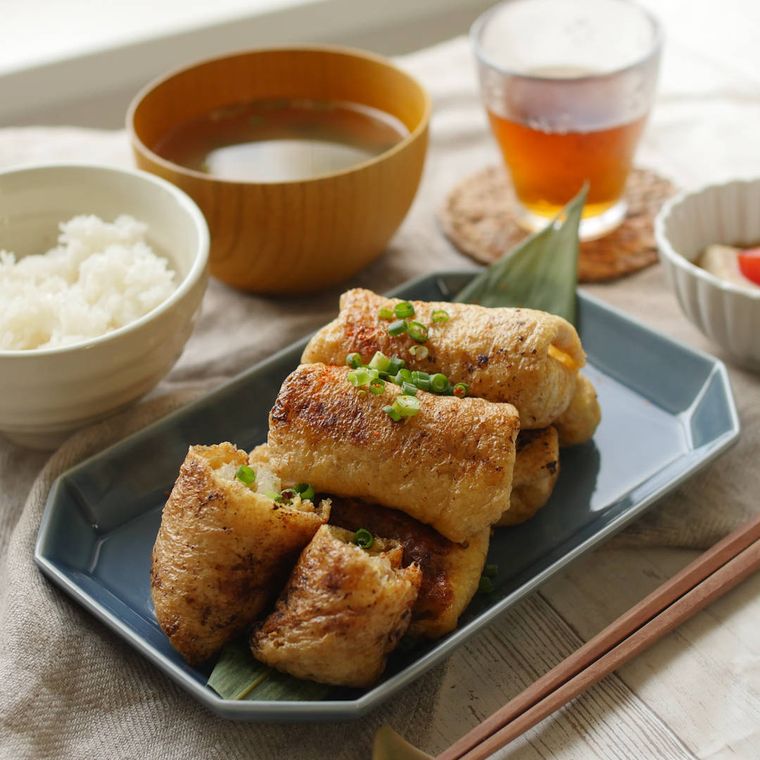 皿に盛られた焼き春巻き