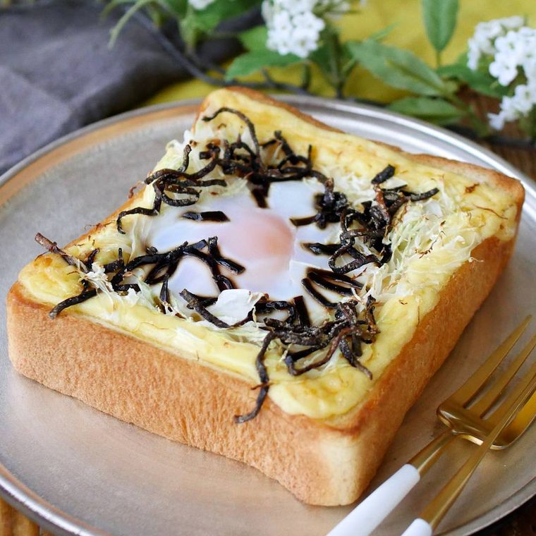 千切りキャベツと卵をのせた塩こんぶマヨトースト