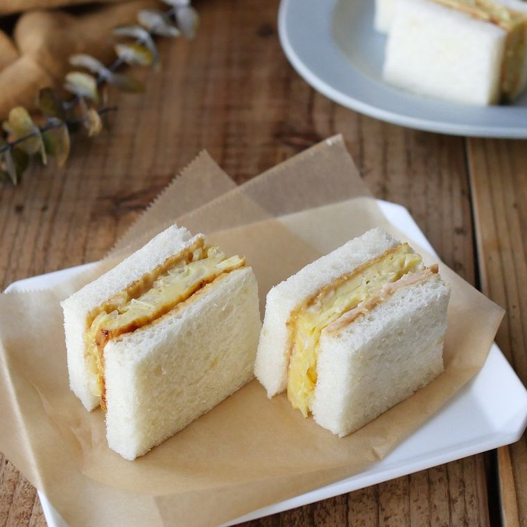 皿に盛られたお好み焼きサンド