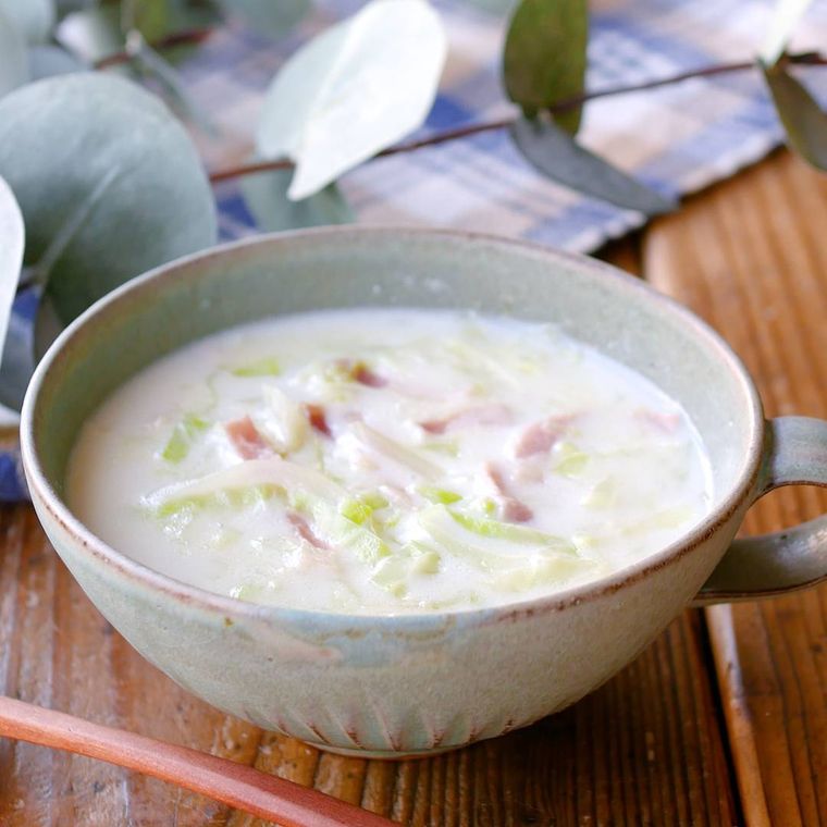 スープカップに盛られたミルクスープ