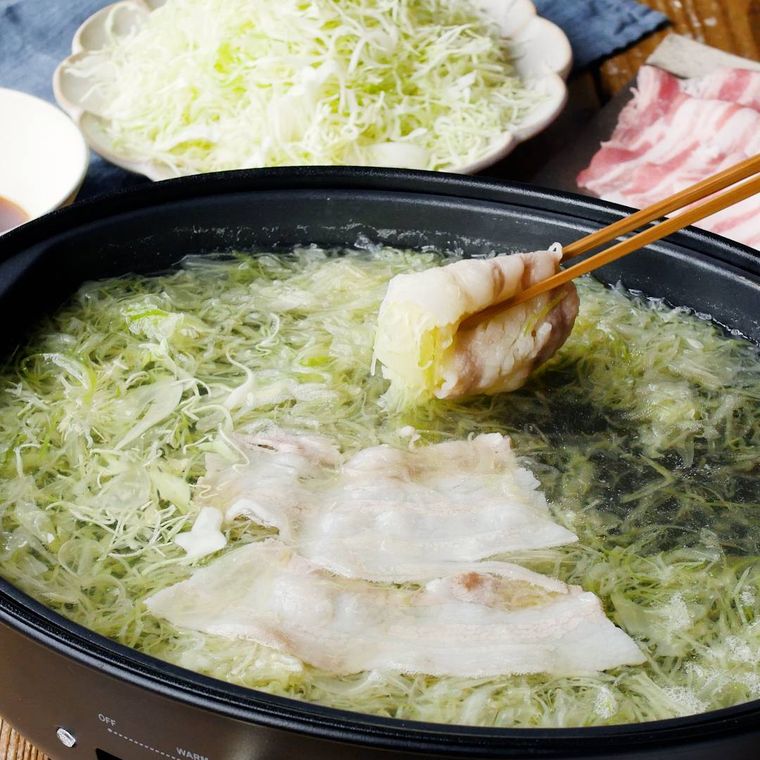深さのあるホットプレートに入った千切りキャベツで豚しゃぶ