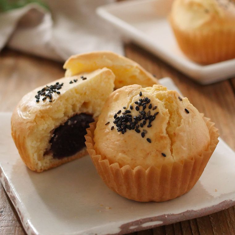角皿に盛り付けられたあんこマフィン