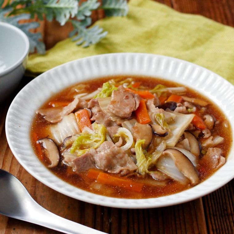 白い丸皿に盛り付けられた中華あんかけ