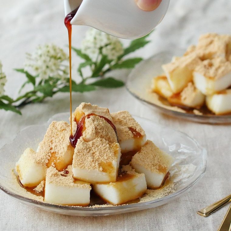 ガラスの皿に盛り付けられたミルク餅