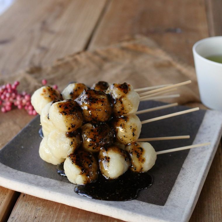 角皿に盛り付けられた黒ごまみたらし団子