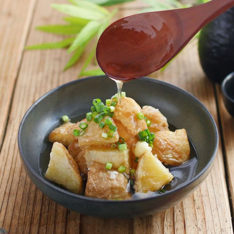 器に盛り付けられた揚げ出しポテト