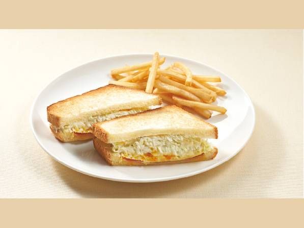 皿に盛られたハムエッグサンドとポテト